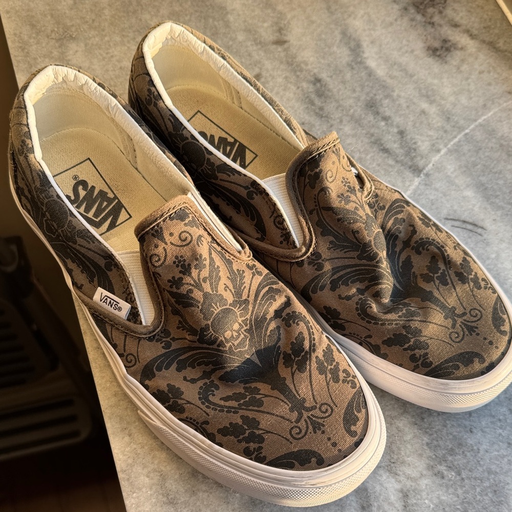 Vans Slip-On Sneakers Olive green with Skulls Men’s 8